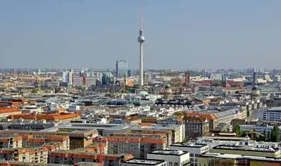 Vista panorâmica de Berlim com a torre de TV ao fundo.