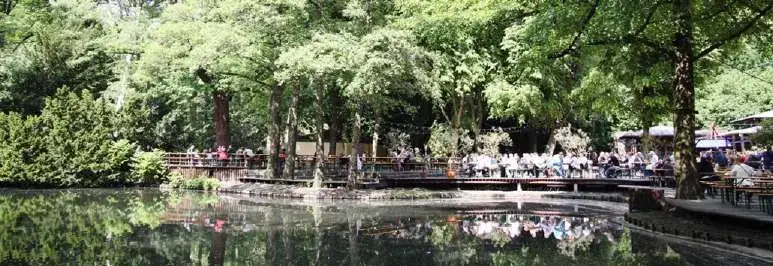 Mesas do Biergarten Neuer See sob as árvores do Tiergarten.