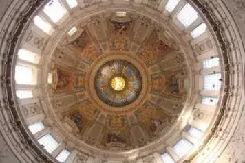 Interior da cúpula da Catedral de Berlim, visto de baixo.