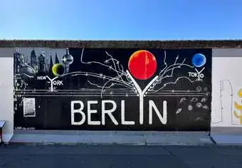 Trecho do Muro com a palavra BERLIN pintada.