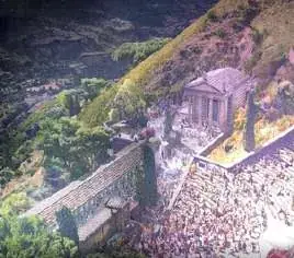 Detalhe do panorama com o templo e a multidão.