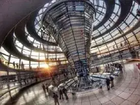 Interior da cúpula de vidro do Reichstag, com a rampa em espiral.