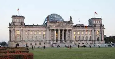 Fachada do Reichstag com a cúpula de vidro.