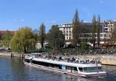 Barco de passeio no rio Spree.